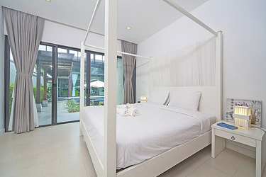 Second bedroom with Garden and Pool view